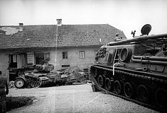 Panzer fährt in ein Haus