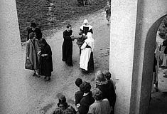 Pater Leppich im Kinderheim Sankt Isidor