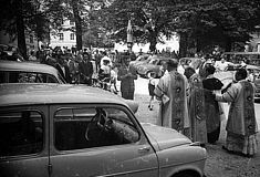 Autoweihe vor Kirche