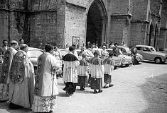 Autoweihe vor Kirche