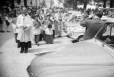 Autoweihe vor Kirche