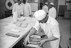 Bäcker beim Brot backen