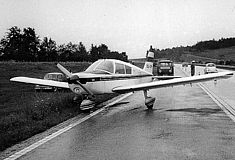 Flieger landet auf Autobahn