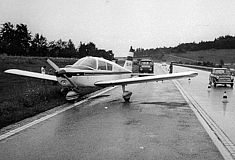 Flieger landet auf Autobahn