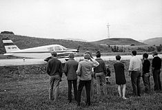 Flieger landet auf Autobahn