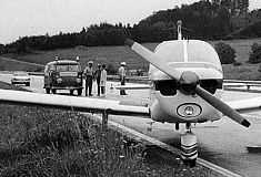 Flieger landet auf Autobahn