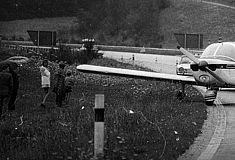 Flieger landet auf Autobahn