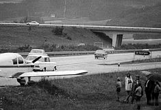 Flieger landet auf Autobahn