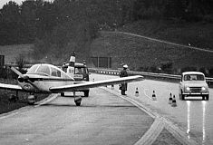 Flieger landet auf Autobahn