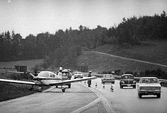 Flieger landet auf Autobahn