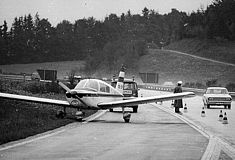 Flieger landet auf Autobahn