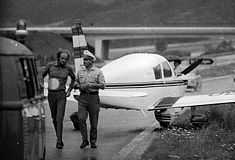 Flieger landet auf Autobahn