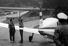 Flieger landet auf Autobahn