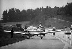 Flieger landet auf Autobahn