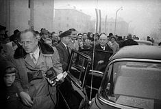 Präsident Adolf Schärf besucht Linzer Bürgermeister Ernst Koref