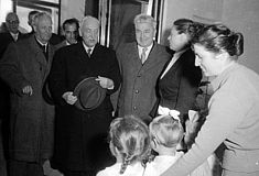 Präsident Adolf Schärf besucht Linzer Bürgermeister Ernst Koref