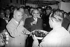 Präsident Adolf Schärf besucht Linzer Bürgermeister Ernst Koref