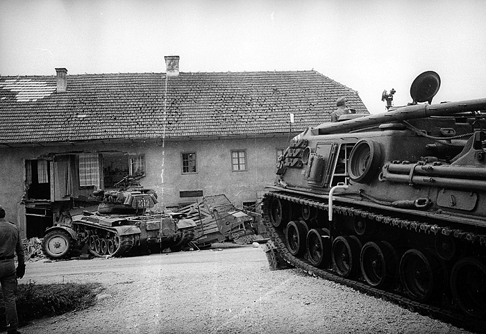Panzer fährt in ein Haus