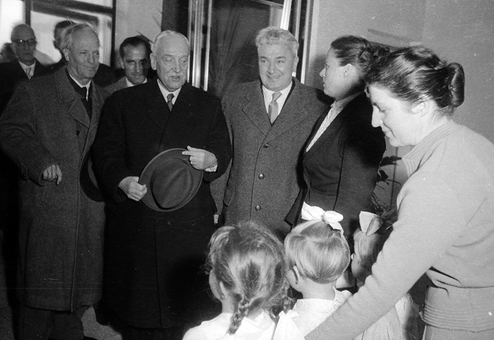 Präsident Adolf Schärf besucht Linzer Bürgermeister Ernst Koref