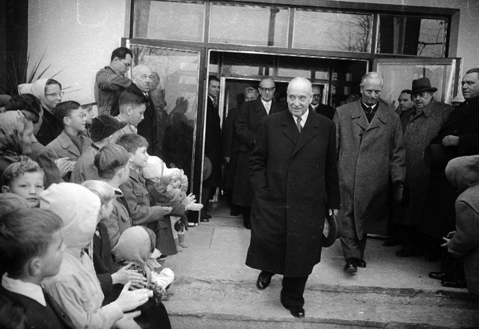 Präsident Adolf Schärf besucht Linzer Bürgermeister Ernst Koref