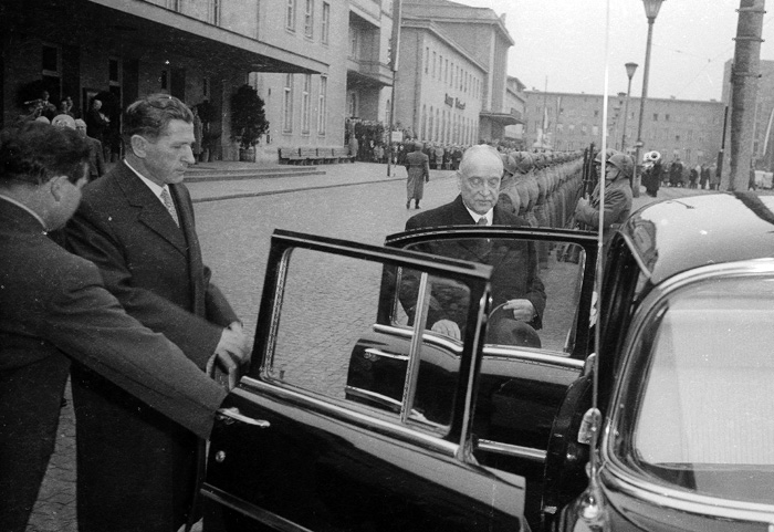 Präsident Adolf Schärf besucht Linzer Bürgermeister Ernst Koref