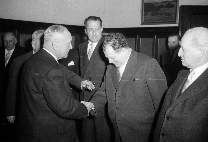 Präsident Adolf Schärf besucht Linzer Bürgermeister Ernst Koref