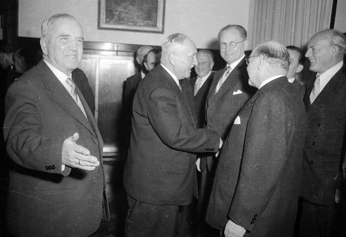 Präsident Adolf Schärf besucht Linzer Bürgermeister Ernst Koref