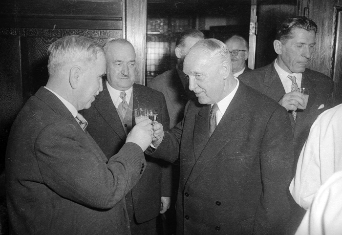 Präsident Adolf Schärf besucht Linzer Bürgermeister Ernst Koref