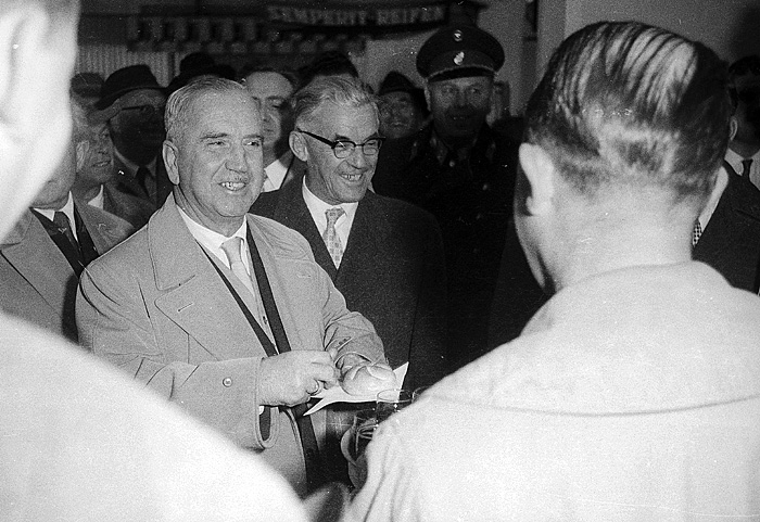 Präsident Adolf Schärf besucht Linzer Bürgermeister Ernst Koref